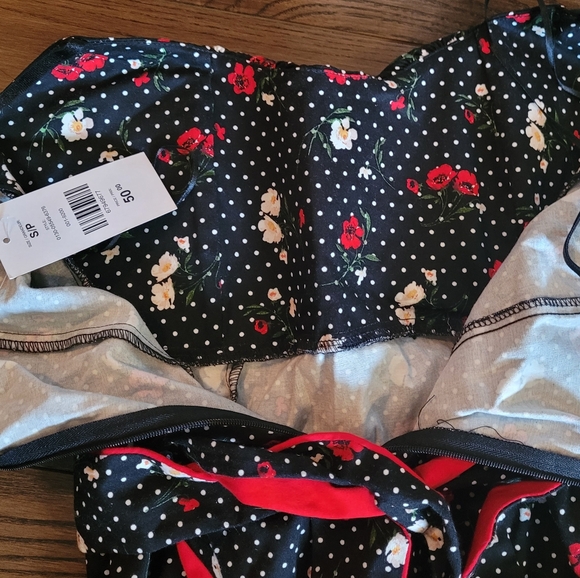 NWT Gorgeous summer dress, beautiful flowy hem line. Very complementing colours - Picture 10 of 12